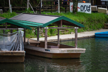 京都の嵐山の桂川に停泊する屋形船