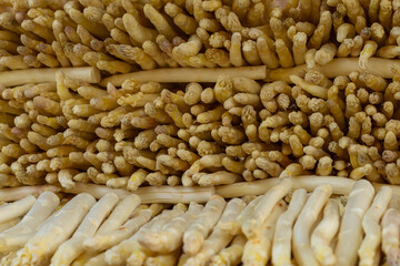 Weißer Spargel gestapelt auf einem Wochenendmarkt, unterschiedliche Spitzen.