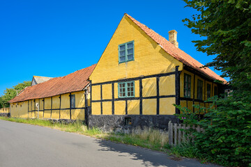 Fototapeta na wymiar Gelb getünchtes Bauernhaus mit Scheune in Hasle auf Bornholm