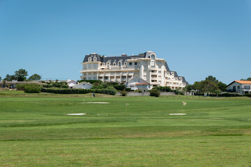 Casa luxuosa próxima ao campo de golfe num dia ensolarado