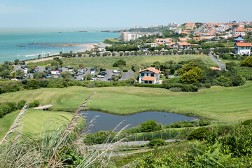 Vista panorâmica sobre parte da cidade de Bidart com um campo de golfe e um grande lago de água à frente no País Basco, França