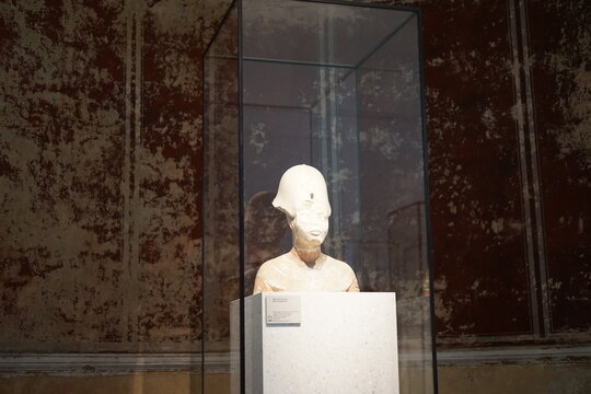 Büste von Echnaton im Neuen Museum in Berlin am 25.06.2023