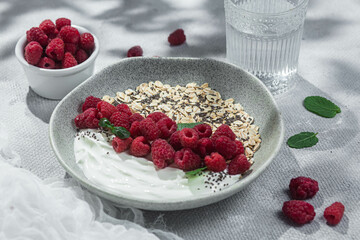 Oatmeal with yogurt, raspberries and chia