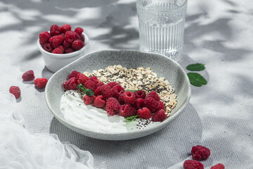 Oatmeal with yogurt, raspberries and chia
