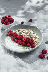 Oatmeal with yogurt, raspberries and chia