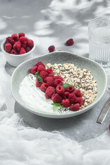 Oatmeal with yogurt, raspberries and chia