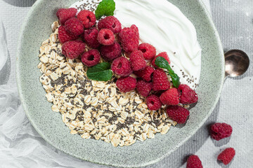 Oatmeal with yogurt, raspberries and chia