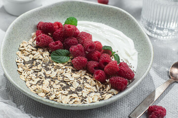 Oatmeal with yogurt, raspberries and chia