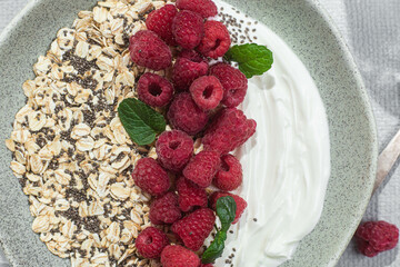 Oatmeal with yogurt, raspberries and chia