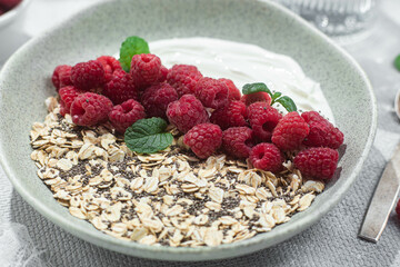Oatmeal with yogurt, raspberries and chia