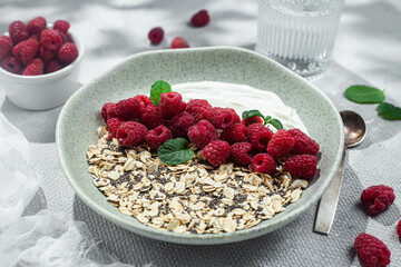 Oatmeal with yogurt, raspberries and chia
