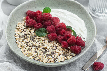 Oatmeal with yogurt, raspberries and chia