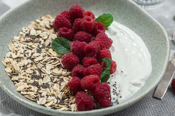 Oatmeal with yogurt, raspberries and chia