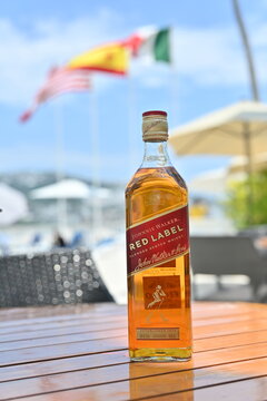 botella de Johnnie Walker Red Label whisky en la playa
