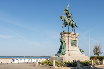 La statue équestre du Général San Martin, libérateur de l'Argentine, du Chili et du Pérou début 19ème siècle, qui vécut les dernières années de sa vie à Boulogne-sur-Mer - obrazy, fototapety, plakaty