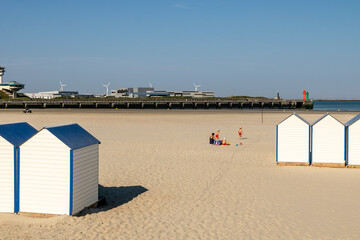 Fototapeta na wymiar La plage de Boulogne-sur-Mer un matin de printemps ensoleillé