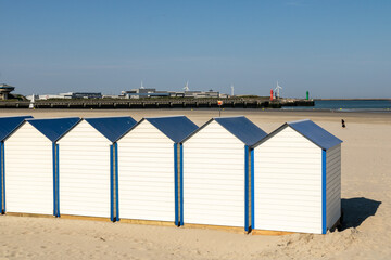 Naklejka premium Cabines de bain sur la plage de sable fin de Boulogne-sur-Mer