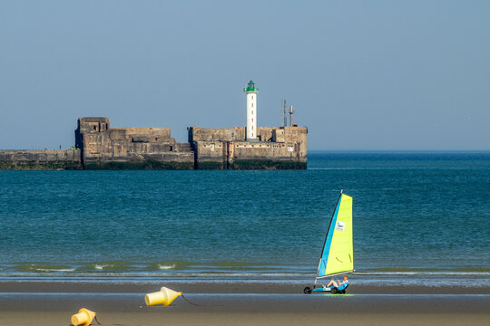 Char à voile sur la plage de Boulogne-sur-Mer. Au fond le phare et la digue Carnot.