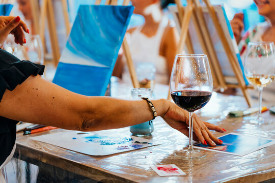 Art and Wine Workshop. Artful Sips: Painting and Wine Enjoyment