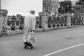 Einsamer alter Mann zu Fuß unterwegs 