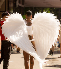 Anjo de asas brancas, fantasia usada na 27ª Parada do Orgulho LGBT+ de São Paulo, Brasil. 