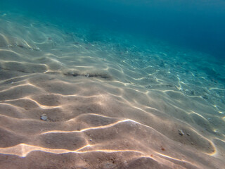 Vista subacquea del fondo sabbioso del Mar Mediterraneo Isola delle Sirene Taormina