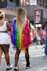 Mulher vestida com uma capa com as cores da bandeira símbolo do orgulho gay na 27ª Parada do...