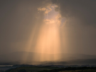 Obraz premium Sunlight breaking through a stormy sky