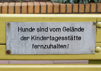 Hunde sind vom Gelände der Kindertagesstätte fernzuhalten