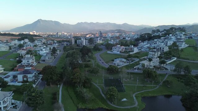 vista a&eacute;rea do lago da pedra branca em palho&ccedil;a