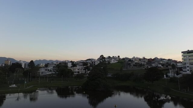 reflexo do lago pedra branca em Palho&ccedil;a
