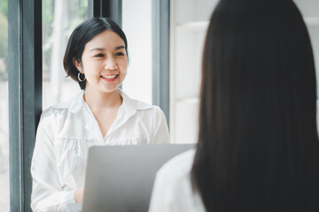 Obraz premium Business woman talking to her colleague during a meeting in a boardroom