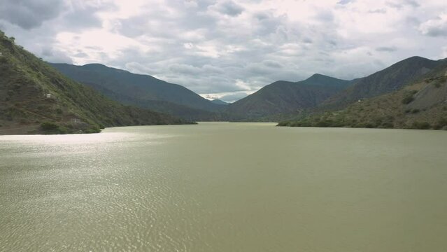 Laguna en la sierra peruana. drone 4k 001