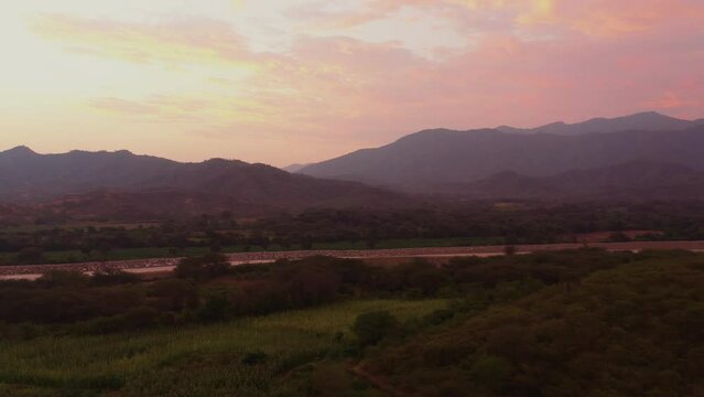 Atardecer en la sierra peruana. drone 4k 003