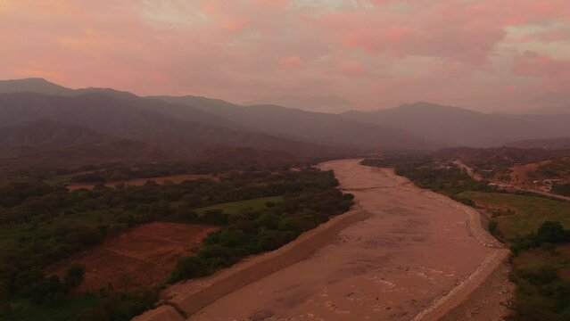 Atardecer en la sierra peruana. drone 4k 002