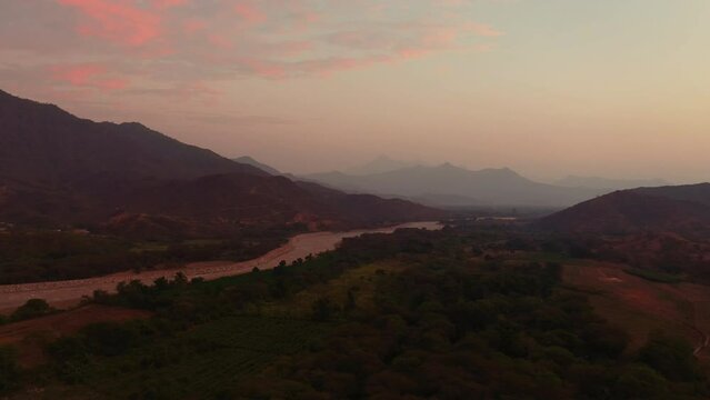 Atardecer en la sierra peruana. drone 4k 001