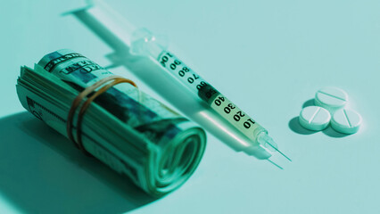 Obraz premium Pharmacy profit. Drugs addiction. Substance abuse. Medicine cost. United States dollar cash money roll filled syringe pills on white surface.