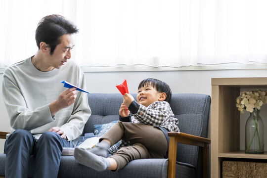 父親と遊ぶ日本人の男の子