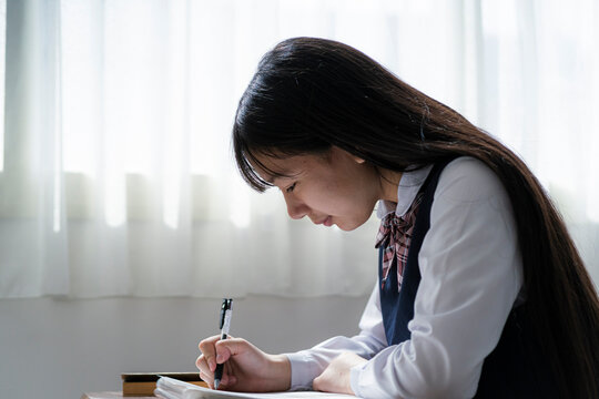 勉強する日本人女子学生