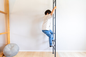 ロフトの階段に登る男の子