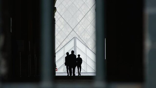 ルーブル美術館の入り口 | 人が歩くスローモション