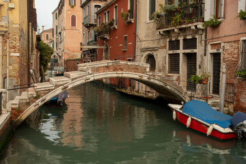 Fototapeta na wymiar Beautiful arched footbridge in Venice