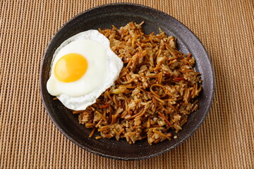 そばめしと目玉焼き