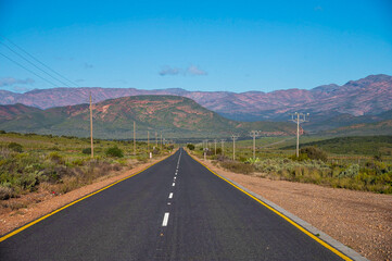 lange gerade Stra&szlig;e in der Halbw&uuml;ste Karoo
