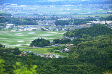 鳥取県の水田が広がる春の山間の住宅地