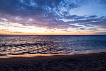 Obraz premium Paisaje de amanecer en la playa