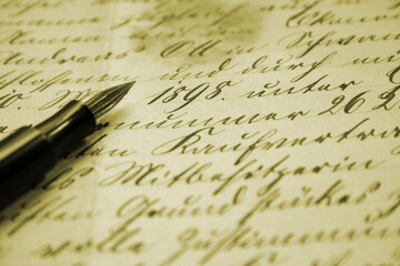 Alter Füllfederhalter und Sütterlin Schrift