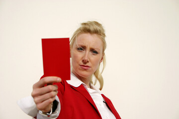 Blonde Business Frau zeigt eine rote Karte