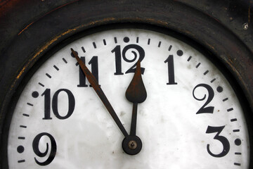 Uhr mit altem Ziffernblatt zeigt 5 vor 12 - obrazy, fototapety, plakaty