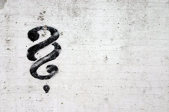 Symbol f&uuml;r Justizirrtum - Paragrafenzeichen  als Fragezeichen